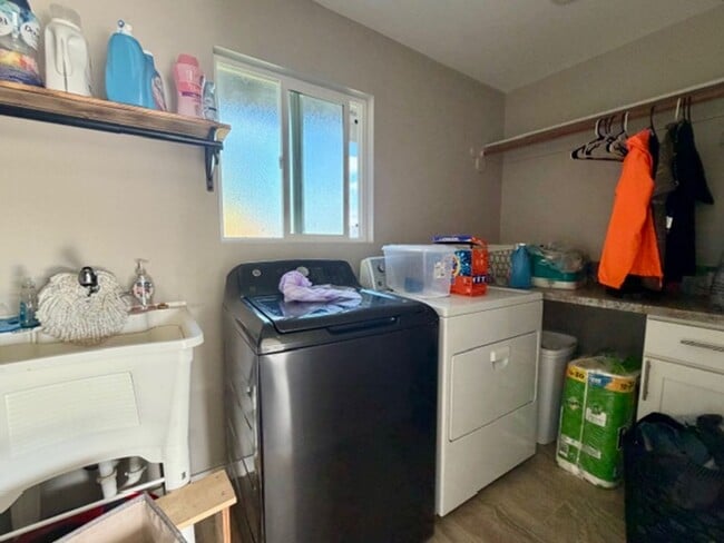 Building Photo - Beautiful & spacious 3 bedroom, 2 bathroom home in Ainaloa Subdivision.