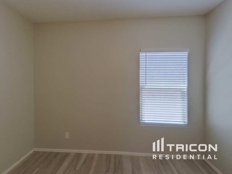 Building Photo - 5024 S 99th Dr