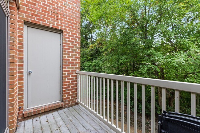 Building Photo - 703 Camelback Ct
