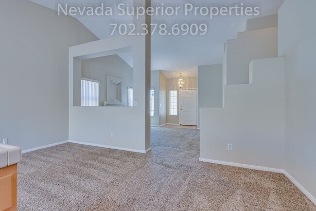 Building Photo - SE Single Story 3 Bedroom Home!!! Low Main...