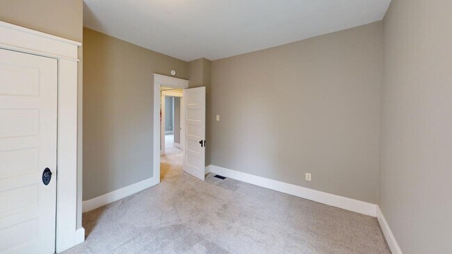 Building Photo - 5 BEDROOMS + 2.5 BATHROOMS + 3 FREE OFF-ST...