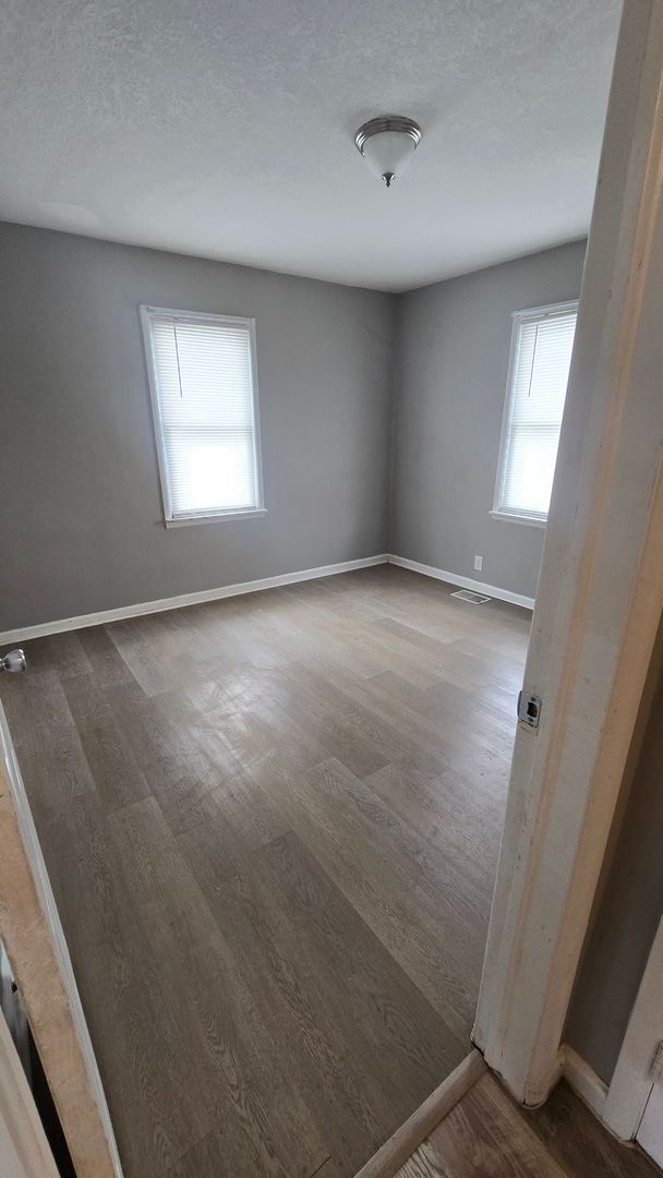 Building Photo - 2 bedroom 1 bathroom home