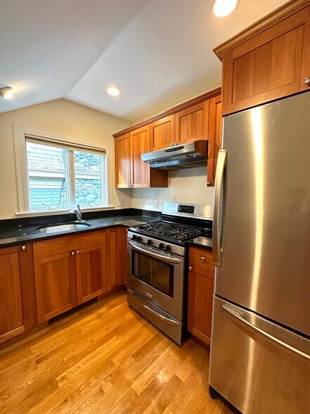 Building Photo - 10 Selkirk Rd