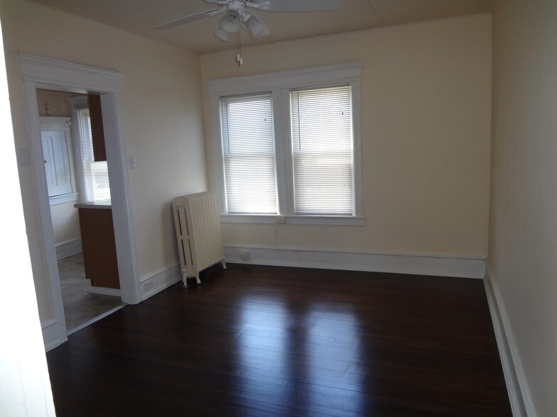 Building Photo - 2 N Austin Ave