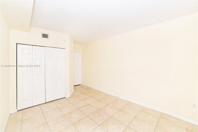 Building Photo - 17150 N Bay Rd