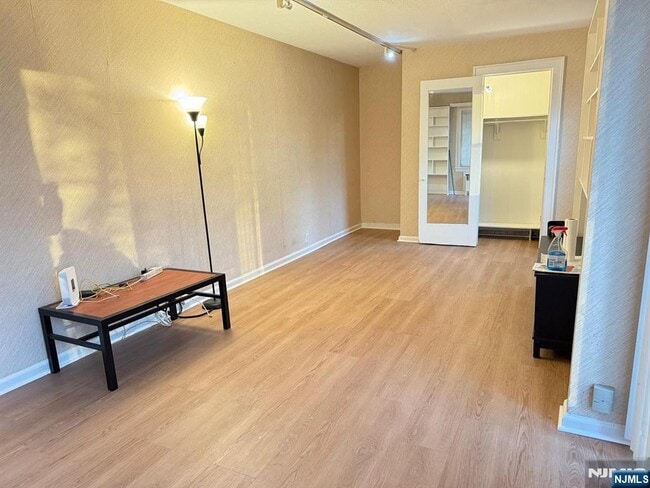 Building Photo - 272 Frances St