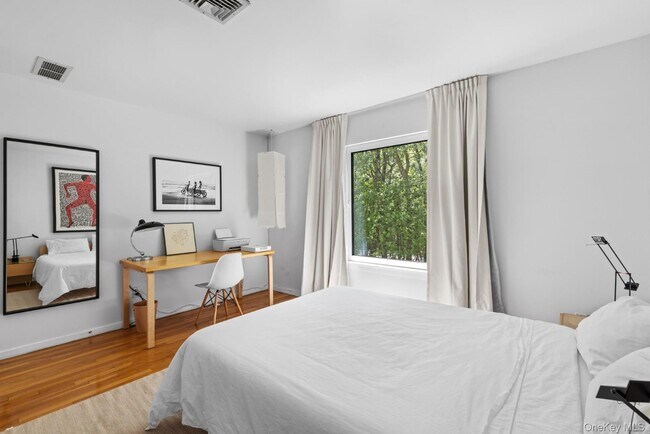 Building Photo - 24 Quogue Riverhead Rd