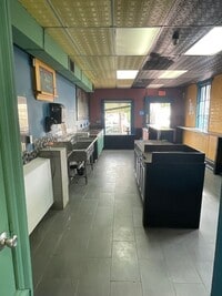 Building Photo - Commercial Space w/ Kitchen on Maple St