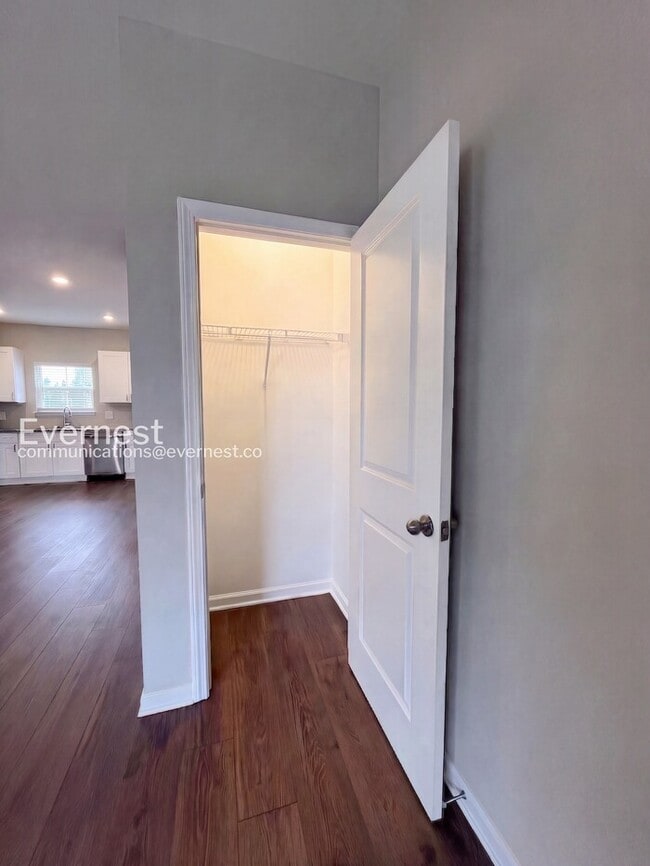 Building Photo - 215 Tara Ct