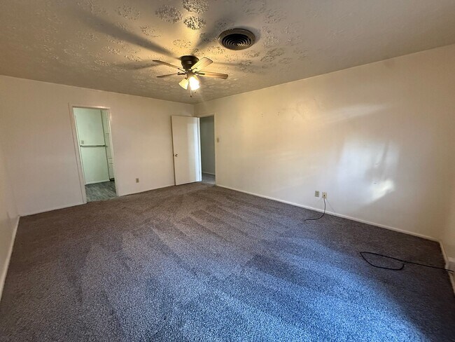 Building Photo - 2701-2701 Pagewood Ave
