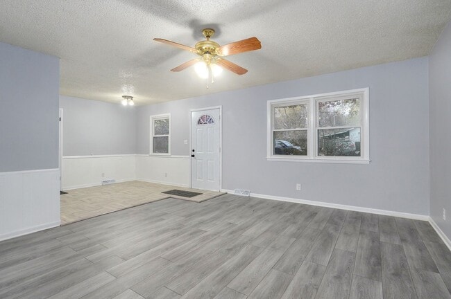 Building Photo - Newly Updated Home!