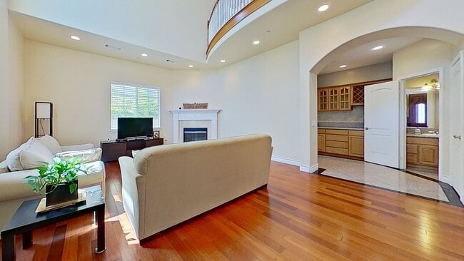 Building Photo - 5 Bedroom & 5.5 Bathroom