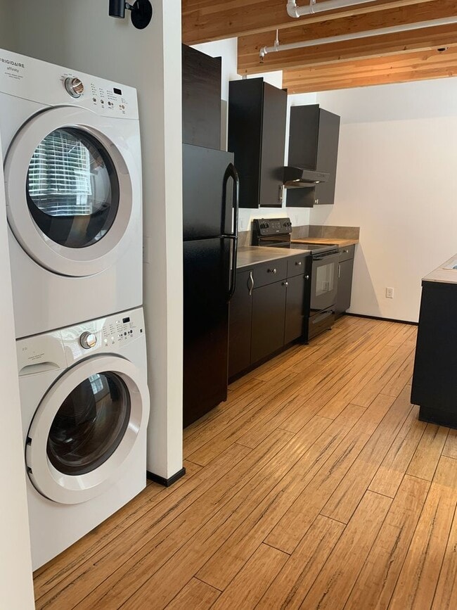 Building Photo - 318-320 W Myrtle