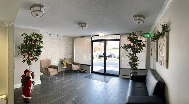 Modern lobby with package pick-up and mailboxes - 1401 N Rhodes St