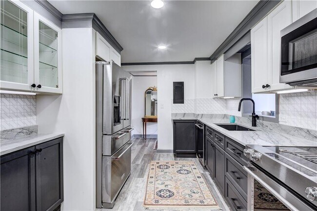 Building Photo - 2637 Peachtree Rd NE