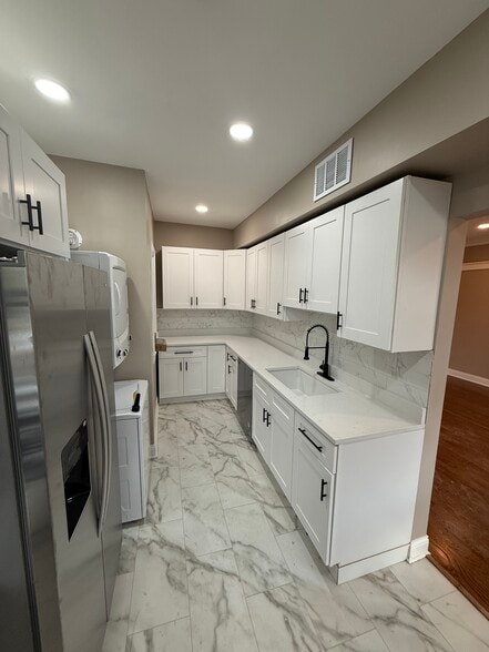 Kitchen - 1629 W Granville Ave
