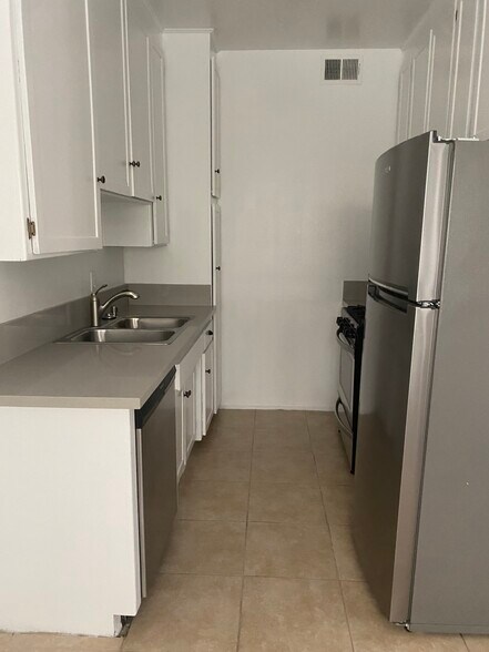 Building Photo - 930 S Venice Blvd