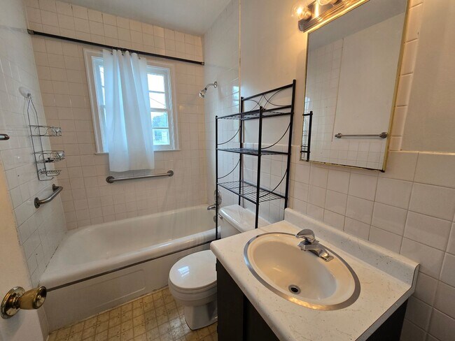 Building Photo - Spokane Valley Home Available Now!