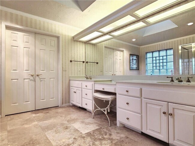 Building Photo - 5604 NW 106th St