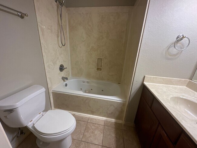 Building Photo - 2 BED 2 BATH TOWNHOME ON SHUTTLE ROUTE NEAR CAMPUS -  WITH POOL!