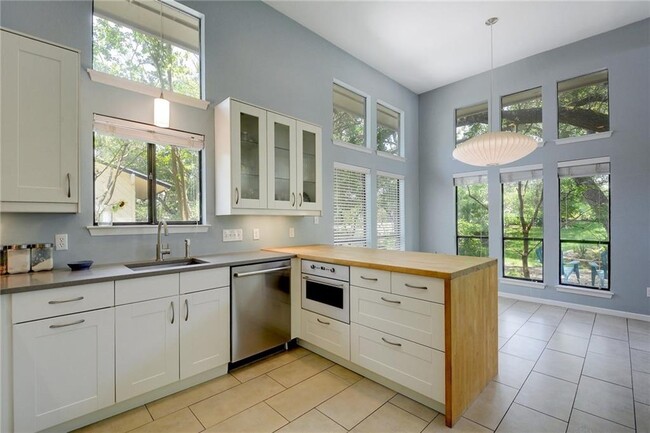 Building Photo - 2303 Doral Dr