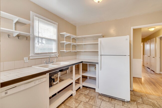 Building Photo - 23 N Parkwood Dr