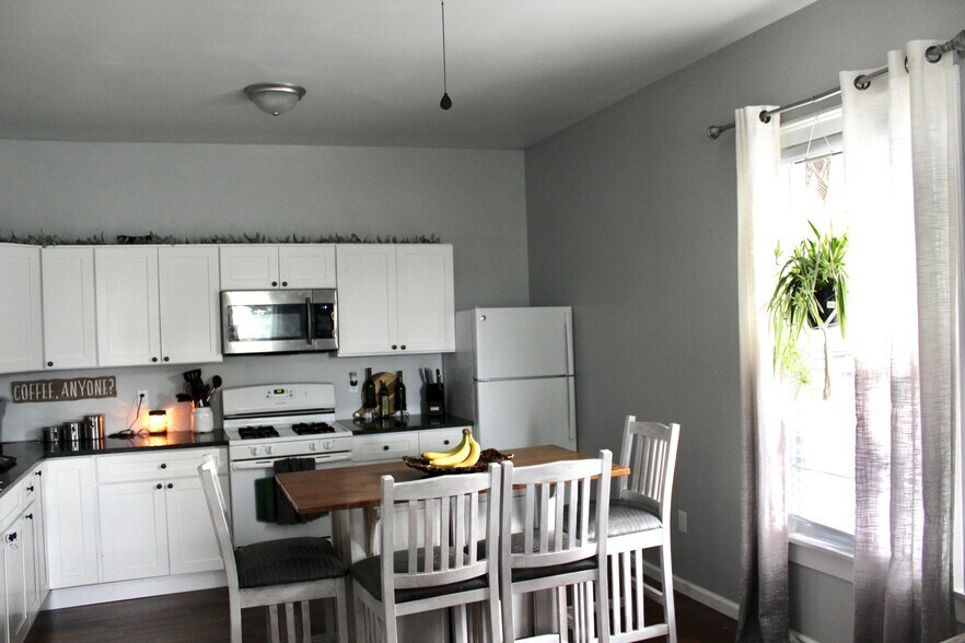 Kitchen - 208 Warren St