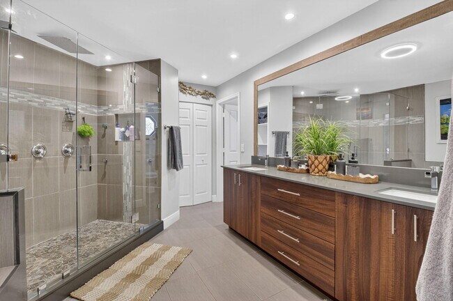 Building Photo - 6701 Hillside Ln