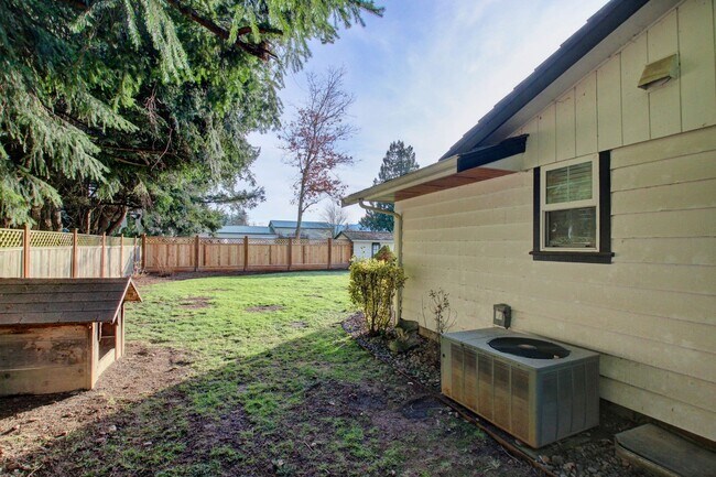 Building Photo - 3 Bedroom, 2 Bathroom House, Available Now!!!