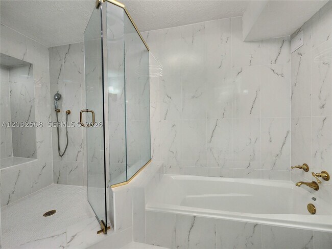 Building Photo - 2030 S Ocean Dr