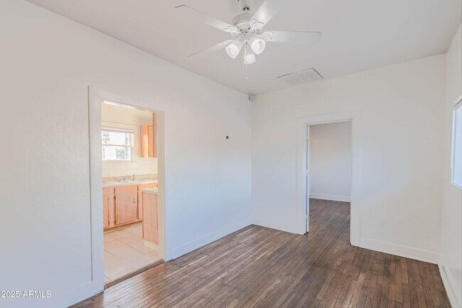 Building Photo - 2032 W Adams St