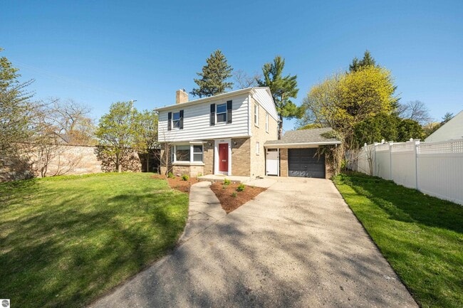 Building Photo - Charming In-Town Rental – Close to Downtow...