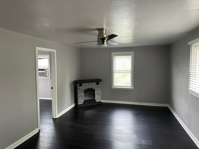Building Photo - Nice 2 Bedroom 1 Bath Apartment above a salon. 1 Level