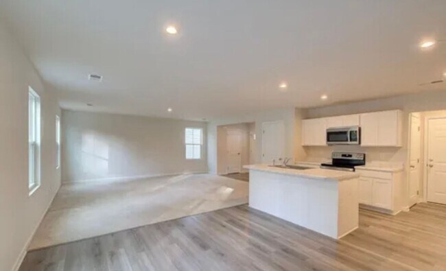 Building Photo - Spacious 4/2.5 Move In Ready Now