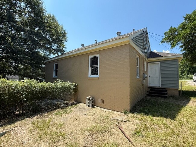 Building Photo - 2BR Cottage w/Deck & Fenced Yard