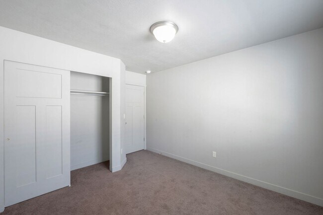 Building Photo - Amazing 2 Story Townhome in Vineyard w/ at...