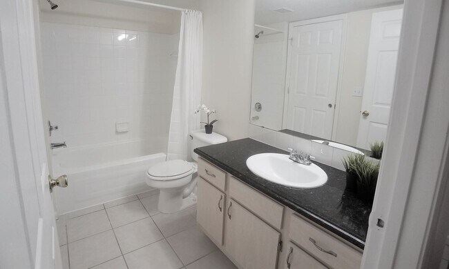 Building Photo - Gorgeous 2/2 Wood Floors Condo For Rent @ ...