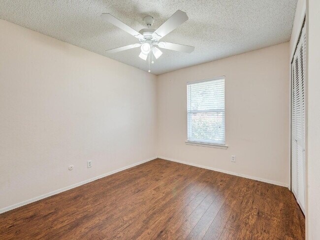 Building Photo - "Charming 3-2 Townhouse Near Shopping, Dining & Entertainment!"