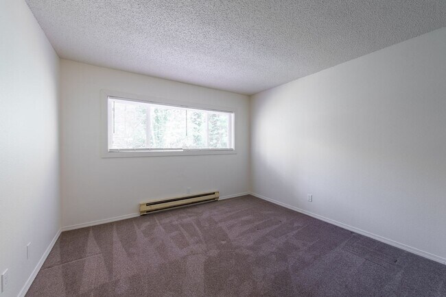 Building Photo - Amazing 2bed/1bath Apartment w/ Covered Parking in Redmond!