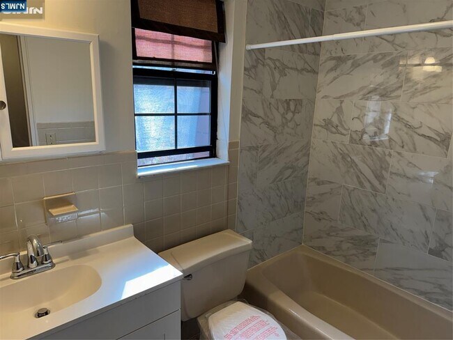 Building Photo - 252 Collignon Way