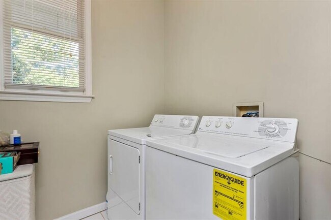 Building Photo - 65 Claire Dr SE