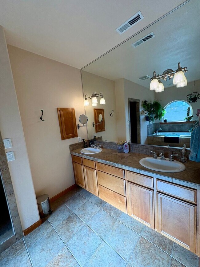 Building Photo - Spacious Luxury Home with Hardwood Floors & Outdoor Living
