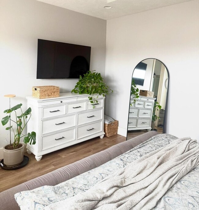 Building Photo - Beautifully Renovated 6 Bedroom Home in th...