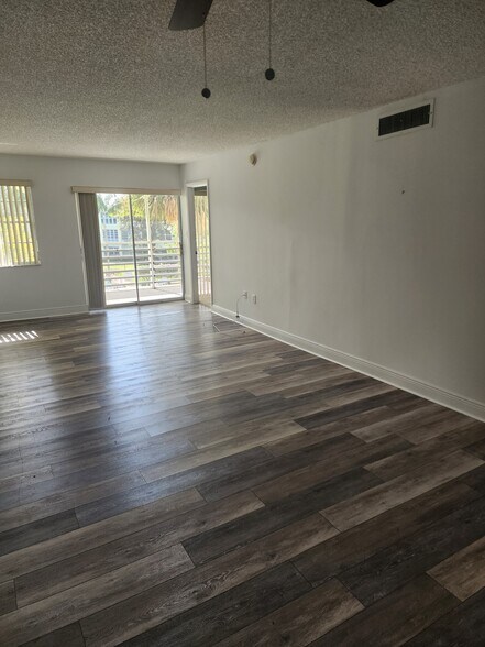 Building Photo - 1100 Ponce de Leon Cir