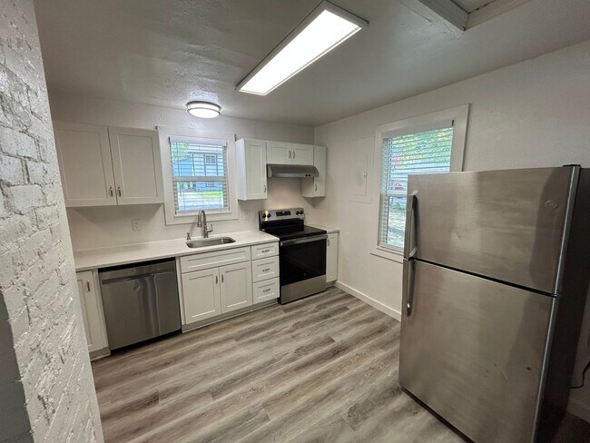 Building Photo - Cute 3 Bedroom, 1 Bathroom Home in Sunset Hill!