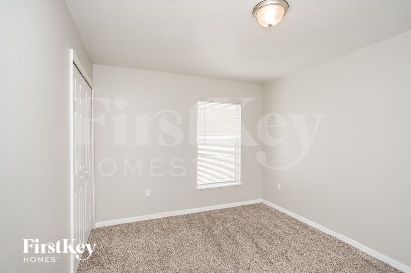 Building Photo - 12612 Lake Vista Dr