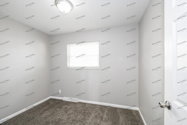 Building Photo - 650 Lilac Dr