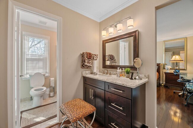 Building Photo - 4 Bedroom, 3.5 Bath Furnished Townhouse Available