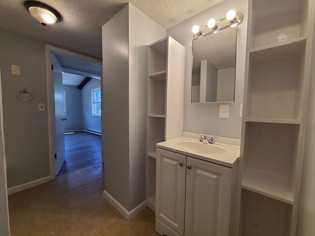 Building Photo - Spacious 3-bedroom, 1-bathroom home in Baroda