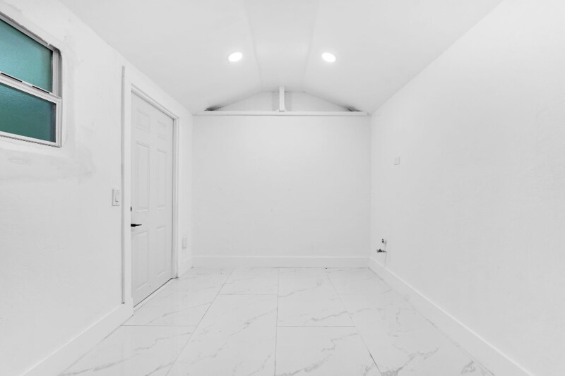 Building Photo - 972 SW 44th Ave